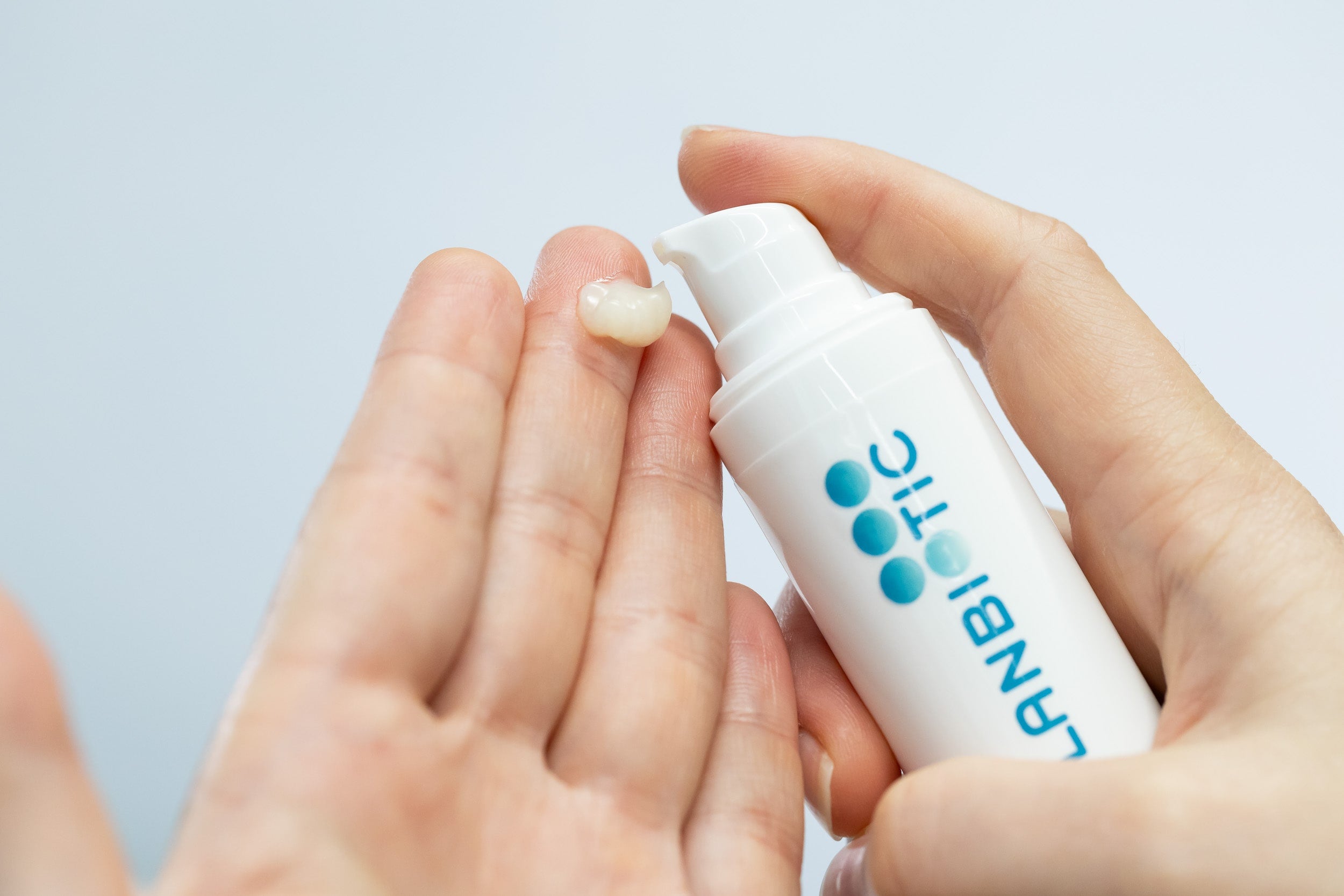 Lipid Care wird auf die Hand aufgetragen